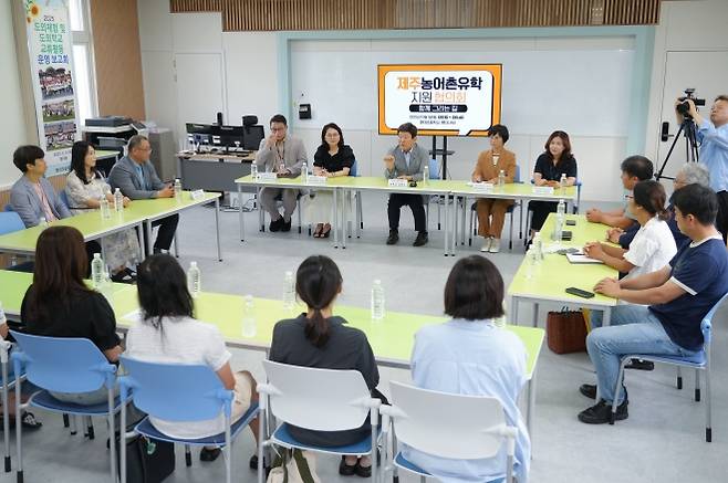 농어촌 유학생을 받은 제주 평대초 2학기 개학식에서 김광수 제주도교육감이 제주농어촌유학협의회를 열어 의견을 나누고 있다. 제주도교육청 제공
