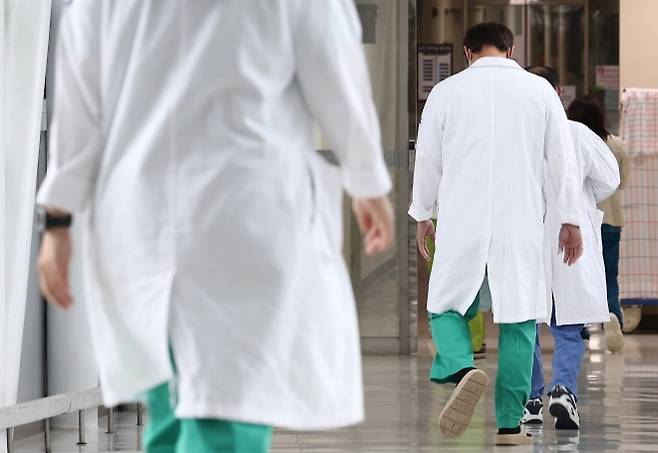 의대 정원에 반발해 병원을 떠났던 사직 전공의 상당수가 1일 업무 현장에 복귀한 가운데 서울 시내 한 대형병원에서 의료진이 이동하고 있다. 연합뉴스