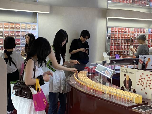 외국인 관광객들이 서울 성수동 '라카' 플래그십 스토어 매장에서 제품을 구경하고 있다. 김남명 기자