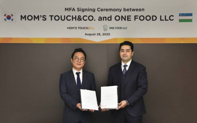 김동전(왼쪽) 맘스터치앤컴퍼니 대표이사와 자파르 ONE FOOD LLC 대표이사가 지난달 26일 서울 중구 맘스터치앤컴퍼니 본사에서 MF 계약을 체결 기념촬영을 하고 있다. 사진 제공=맘스터치앤컴퍼니