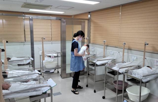 전남 강진군의 한 신생아실. 강진군은 전국 최고의 육아수당 정책 등의 효과로 2년 연속 합계출산율 2위를 기록했다. 사진 제공=강진군