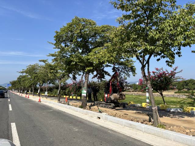 경주 알천을 따라 길게 뻗어 있는 도로 옆 인도에도 굴삭기 작업이 한창이다. 사진=박성호 기자