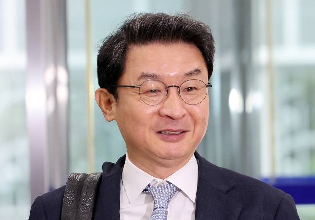 이억원 금융위원장 후보자가 지난달 14일 서울 중구 예금보험공사에 마련된 인사청문회 준비 사무실로 첫 출근하고 있다. 연합뉴스