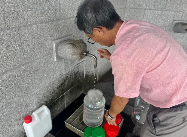 최악 가뭄에 시달리고 있는 강릉시민들이 대관령샘터에서 식수를 받고 있다. 연합뉴스