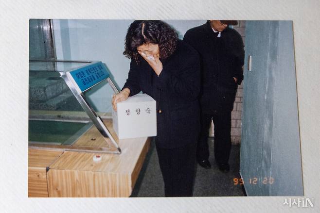 1995년 12월20일 진옥자씨가 사고대책본부에서 실종자 가족들에게 나눠준 신원 미상 유골함을 받고 오열하고 있다. ⓒ시사IN 신선영