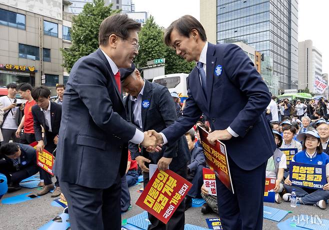 지난해 5월25일 ‘해병대원 특검법 통과 촉구 대회’에서 이재명 당시 민주당 대표와 인사하는 조국 대표. ⓒ시사IN 조남진