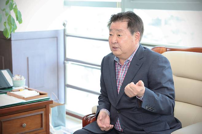 최을석 고성군의회 의장은 8월26일 시사저널 인터뷰에서 군민이 체감할 수 있는 구체적인 변화를 만드는 것이 정치의 본질이라고 강조했다. ⓒ고성군의회 제공