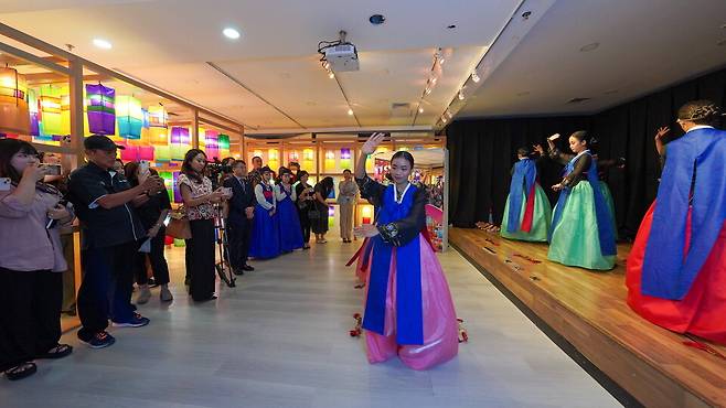 인도네시아 한국문화원에서 '한국의 빛&ndash;진주실크등' 전시회 개막을 축하하는 국가무형유산 진주검무 공연을 선보이고 있다. ⓒ진주시