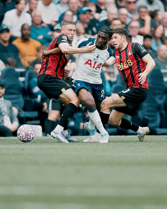 토트넘 모하메드 쿠두스(가운데)가 31일 런던 토트넘 홋스퍼 스타디움에서 열린 EPL 3라운드 홈경기에서 본머스 수비수 2명에게 에워싸여 고전하고 있다. 사진출처｜토트넘 홋스퍼 페이스북