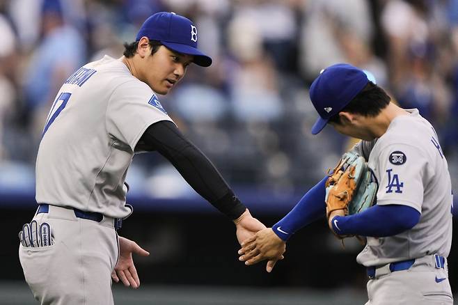 다저스 김혜성(오른쪽)은 1일(한국시간) 치카소 브릭타운 볼파크에서 열린 ‘2025 MiLB’ 멤피스(세인트루이스 산하)전에서 2번타자 좌익수로 선발출전해 4타수 2안타 1타점 1볼넷 1득점을 기록했다. 그는 재활경기 처음으로 좌익수로 9이닝을 소화했다.｜AP뉴시스