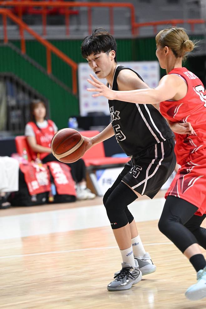 삼성생명은 ‘2025 BNK금융 박신자컵’을 통해&nbsp;배혜윤-이해란의 ‘트윈 타워’를 뒷받침할 새 얼굴을 찾았다. 아시아쿼터 가와무라 미유키(왼쪽), 3년차 포워드 이예나가 주인공이다. 이들이 시너지를 내면 높이에선 누구에게도 밀리지 않을 것이라는 평가다. 1일 사직체육관에서 열린&nbsp;후지쯔와 조별리그 2차전에서 포스트-업을 시도하는 가와무라. 사진제공｜WKBL