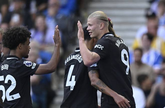 홀란의 득점 후 기뻐하는 맨시티 선수들. AP연합뉴스