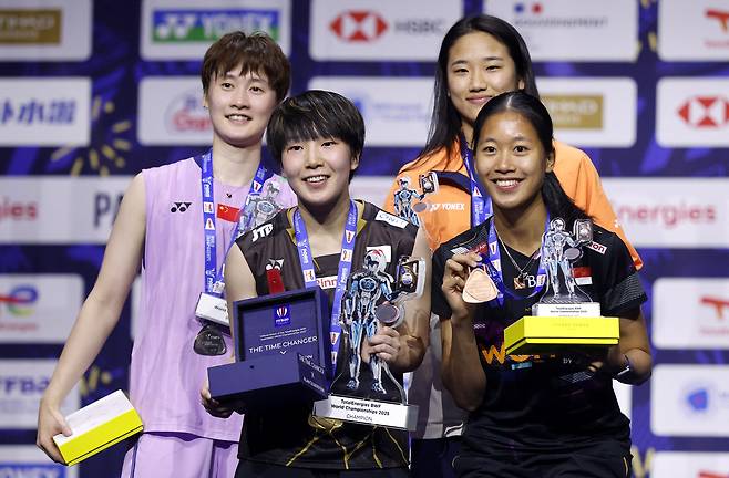 2025 배드민턴 세계선수권 여자 단식 수상자들이 31일 프랑스 파리에서 열린 대회 여자 단식 결승이 끝난 뒤 기념촬영을 하고 있다.     파리 | 로이터연합뉴스
