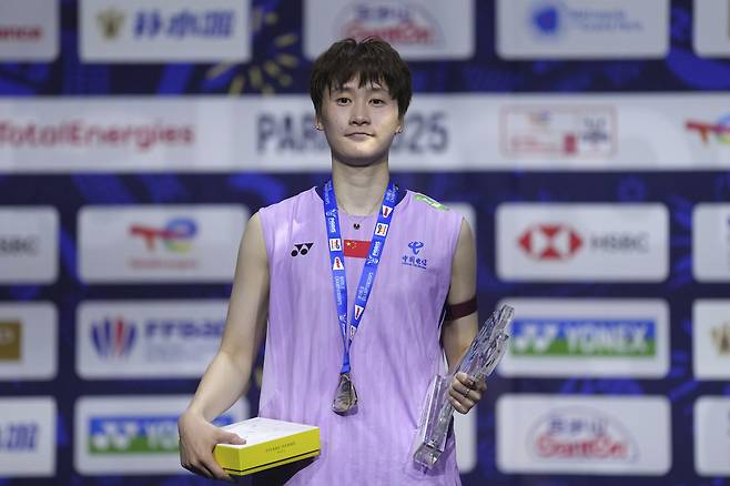 중국 천위페이가 31일 세계선수권 여자단식 결승에서 패해 은메달을 목에 건 뒤 아쉬운 표정을 짓고 있다. AP연합뉴스