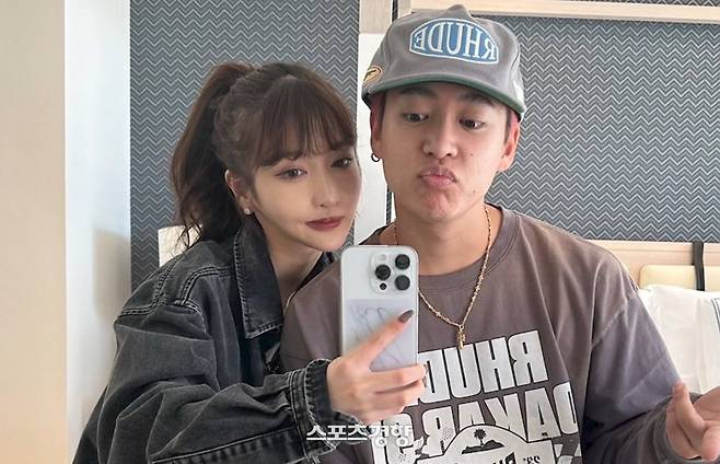 8살 연상 AV배우 오노 아카리(왼쪽)과 사기 결혼 논란에 휩싸인 아이돌 출신 료키. 주간문춘 인스타그램 계정