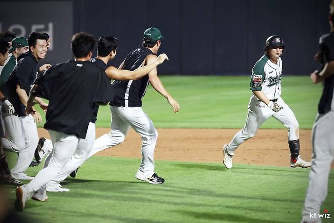 ▲ 8월 마지막 경기를 극적인 승리로 장식한 KT ⓒKT위즈