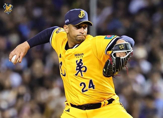 지난 16일 대만 야구 데뷔전을 치른 쿠에바스의 모습. /사진=중신 브라더스 공식 SNS