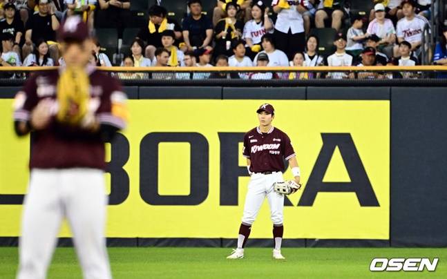 키움 중견수 이주형(오른쪽)이 30일 LG전 3회말 오스틴의 타구를 놓친 뒤 아쉬워하고 있다.