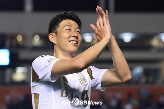 로스앤젤레스(LA)FC 손흥민이 미국 일리노이주 브리지뷰의 시트긱 스타디움에서 열린 시카고 파이어FC와의 2025 미국 프로축구 메이저리그사커(MLS) 27라운드 원정경기가 끝난 뒤 박수치고 있다. /AFPBBNews=뉴스1