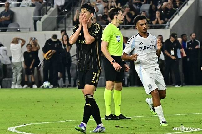 손흥민(왼쪽)이 1일 오전 11시 45분(한국시간) 미국 로스앤젤레스의 BMO 스타디움에서 열린 2025시즌 미국 메이저리그 사커(MLS) 서부 컨퍼런스 29라운드 홈 경기 중 득점에 실패하자 두 손으로 얼굴을 감싸고 있다. /AFPBBNews=뉴스1