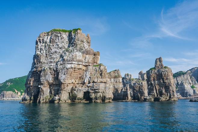 바다에서 바라본 두무진은 기암괴석의 각축장이다