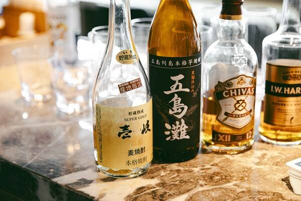 이그제큐티브 라운지 칵테일아워. 나가사키의 인기 보리소주인 이키(IKI)를 비롯해 다양한 음료를 갖췄다