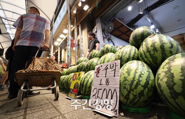 지난 8월 3일 서울 동대문구 청량리청과물시장의 한 가게에서 수박 1통이 3만5000원에 팔리고 있다. 성동훈 기자