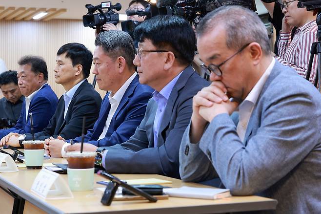 최준영 기아 대표이사, 이희근 포스코 대표이사, 서강현 현대제철 대표이사, 노진율 HD현대중공업 대표이사, 정인섭 한화오션 사장(왼쪽부터)이 지난 8월 21일 서울지방고용노동청에서 열린 고용노동부-철강·조선·자동차 기업 CEO 간담회에 참석해 권창준 고용노동부 차관의 노조법 제2·3조 개정안(노란봉투법) 관련한 발언을 듣고 있다. 연합뉴스