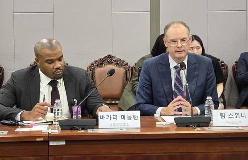 발언하는 팀 스위니 에픽게임즈 CEO     (서울=연합뉴스) 김주환 기자 = 팀 스위니 에픽게임즈 최고경영자(CEO)(오른쪽)이 27일 국회의원회관에서 더불어민주당 이정헌·김현정 의원 주최로 열린 '국내 앱마켓 공정경쟁 촉진을 위한 정책간담회' 자리에서 발언하고 있다. 2025.8.27 jujuk@yna.co.kr