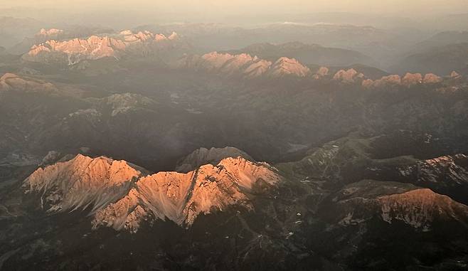 항공기에서 바라본 붉게 빛나는 돌로미티산맥 [촬영 이재현]