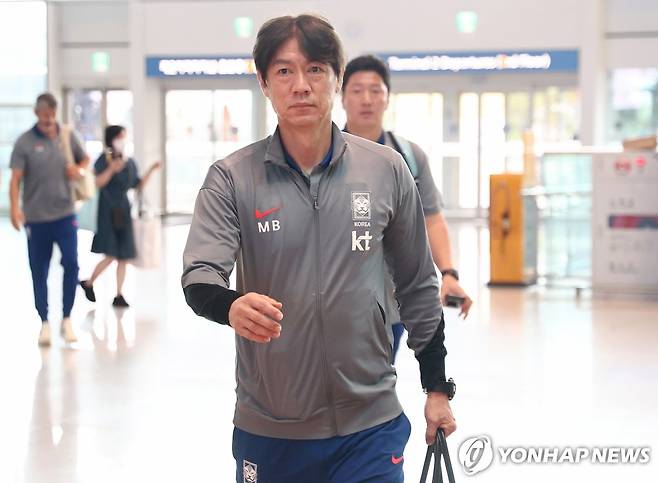 출국하는 홍명보 감독 (영종도=연합뉴스) 윤동진 기자 = 대한민국 축구대표팀 홍명보 감독이 미국·멕시코와 평가전을 위해 1일 인천국제공항 2터미널을 통해 출국하고 있다. 
    대표팀은 미국에서 오는 7일 미국, 10일 멕시코와 평가전을 치른다. 2025.9.1 mon@yna.co.kr