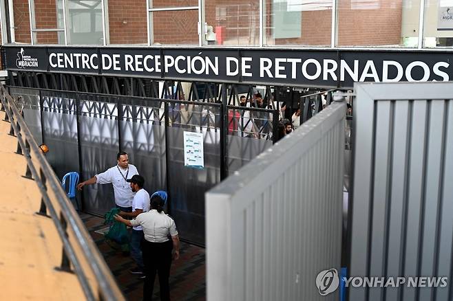 31일(현지시간) 과테말라 과테말라시티 공군기지의 귀국자 접수센터에서 미국에서 추방된 이민자의 친척들이 대기하고 있다. [AFP=연합뉴스]