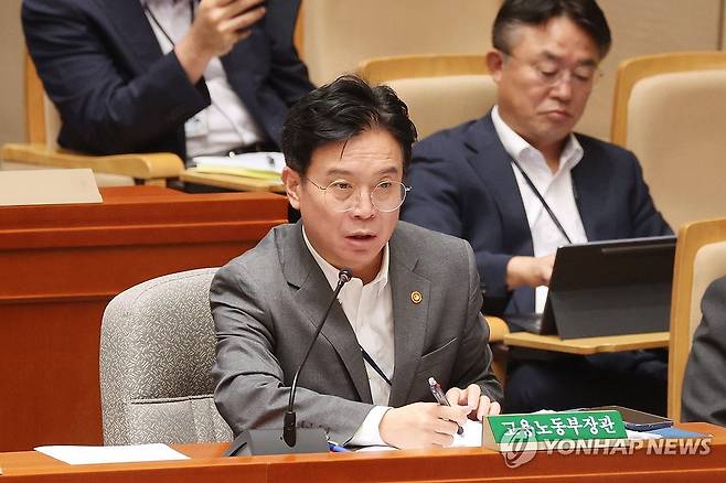 김영훈 고용노동부 장관 (서울=연합뉴스) 김주성 기자 = 김영훈 고용노동부 장관. 2025.8.27 utzza@yna.co.kr