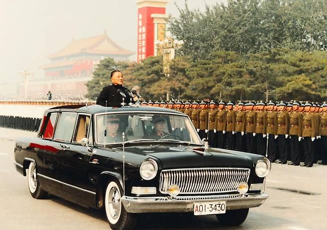 1984년 열병식 사열하는 덩샤오핑 [SCMP 캡처. 재판매 및 DB금지]