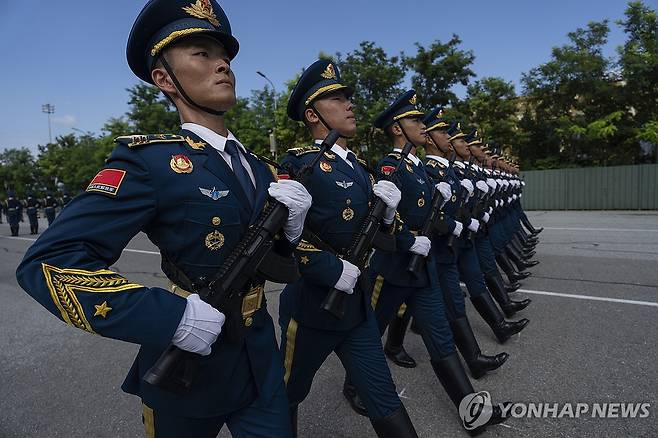 중국 '전승절 80주년 열병식' 연습하는 군인들 [AP=연합뉴스 자료사진]
