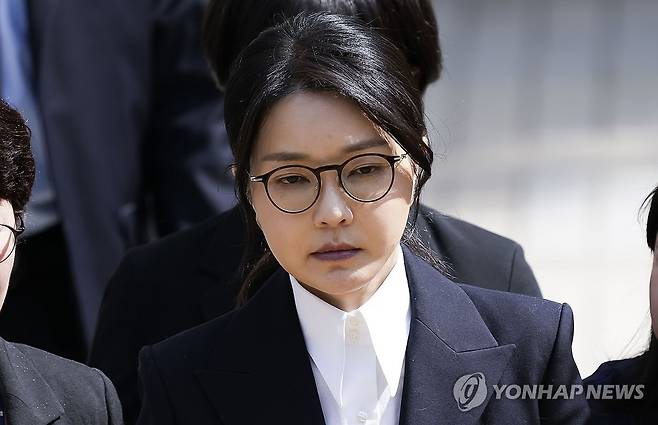영장심사 마친 김건희 여사 (서울=연합뉴스) 윤석열 전 대통령 부인 김건희 여사가 12일 구속 전 피의자 심문(영장실질심사)을 마친 뒤 서울 서초구 서울중앙지법을 나서고 있다. 2025.8.12 [사진공동취재단] photo@yna.co.kr