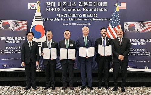한미 SMR 사업 협력 지난 8월 25일 두산에너빌리티, 한국수력원자력, 아마존웹서비스, 엑스-에너지가 한미 정상회담 직후 열린 비즈니스 라운드 테이블에서 SMR사업 협력 양해각서를 체결 후 기념촬영을 하고 있다. [연합뉴스 자료사진]