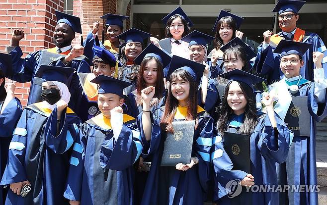 졸업 기념사진 찍는 외국인 유학생들 (부산=연합뉴스) 강선배 기자 = 21일 부산 서구 동아대학교 부민캠퍼스에서 열린 2024학년도 후기 외국인 유학생 졸업환송회에서 식을 마친 외국인 유학생들이 석당박물관 앞에서 기념사진을 찍고 있다. 이번 학기 외국인 유학생 졸업생은 학부 22명 일반대학원 45명 국제전문대학원 7명 등 9개국 74명이다. 2025.8.21 sbkang@yna.co.kr