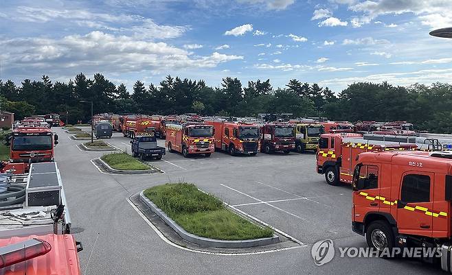 급수 지원 나서는 전국 소방차들 (강릉=연합뉴스) 최악 가뭄에 시달리는 강원 강릉시 급수 지원을 위해 전국 각지에서 달려온 소방차들이 1일 오전 연곡면 강북공설운동장에 집결해 있다.
    강릉 생활용수의 87%를 공급하는 오봉저수지 저수율은 이날 현재 14.5%까지 떨어졌다. 2025.9.1 [강원특별자치도소방본부 제공. 재판매 및 DB 금지] conanys@yna.co.kr
