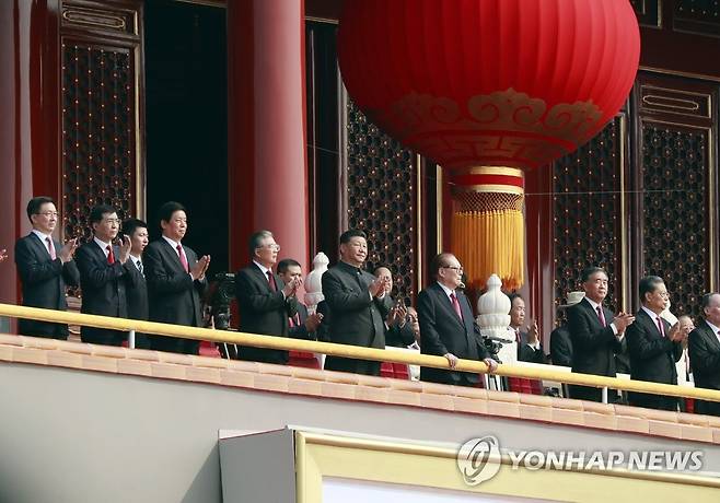 2019년 열병식에 참석한 중국 전·현직 주석들 2019년 10월1일 오후 신중국 건국 70주년 기념일을 맞아 베이징(北京) 톈안먼(天安門) 광장에서 열린 역대 최대 규모의 열병식에서 시진핑 중국 국가주석과 장쩌민 전 국가주석(시 주석 오른쪽), 후진타오 전 국가주석(시 주석 왼쪽)이 주석단에 올라 박수를 치고 있다. [연합뉴스 자료사진]