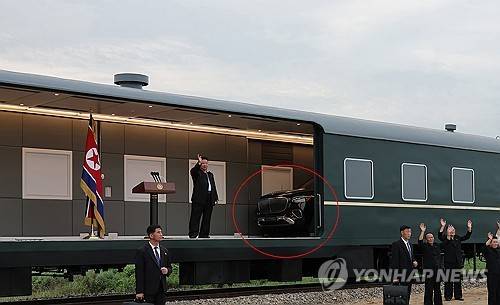 김정은 수해 현장 방문서 최신형 '마이바흐' 차량 포착 (평양 조선중앙통신=연합뉴스) 김정은 북한 국무위원장이 지난 8~9일 평안북도 의주군의 수해 현장을 재차 방문한 조선중앙통신 사진에서, 전용열차 내부에 최신형 메르세데스-마이바흐 GLS 600 4MATIC 페이스리프트 모델로 추정되는 차량이 포착됐다. 해당 차량은 메르세데스벤츠의 최상위 플래그십 SUV로, 한국에서 올해 4월부터 판매가 시작됐다. 북한은 지난 1월 조선중앙TV가 방영한 기록영화에서 마이바흐 GLS 600 모델을 공개한 바 있어, 이번에 포착된 차량은 또 다른 최신형 벤츠 차량으로 보인다. 2024.8.12 
    [국내에서만 사용가능. 재배포 금지. For Use Only in the Republic of Korea. No Redistribution]
    nkphoto@yna.co.kr
