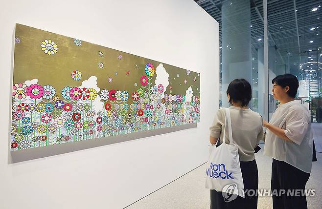 팝아트 작가 무라카미 다카시 개인전 개최 (서울=연합뉴스) 진연수 기자 = 1일 오후 서울 용산구 아모레퍼시픽 APMA 캐비닛에서 열린 일본 팝아트 작가 무라카미 다카시의 개인전 '서울, 귀여운 여름방학'에서 참석자들이 전시를 관람하고 있다. 
    거고지언(가고시안) 갤러리가 개최하는 이번 전시는 다양한 재료, 기법을 바탕으로 무라카미의 작품세계에서 지속적으로 등장해 온 꽃 모티프를 집중적으로 탐구한다. 2025.9.1 jin90@yna.co.kr
