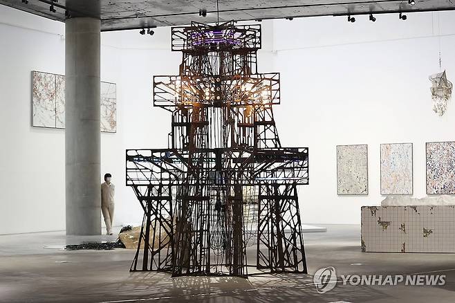 DMZ 철거 초소 폐자재로 재구성한 '오바드V' (서울=연합뉴스) 강민지 기자 = 1일 서울 용산구 리움미술관에서 열린 '이불:1998년 이후' 기자간담회에서 참석자들이 '오바드V'를 둘러보고 있다. 2025.9.1 mjkang@yna.co.kr