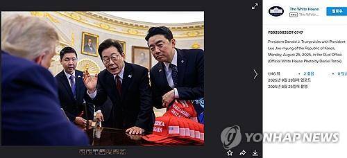 백악관이 공개한 한미정상회담 사진  (서울=연합뉴스) 지난달 25일(현지시간) 미국 워싱턴DC 백악관 오벌오피스에서 열린 이재명 대통령과 도널드 트럼프 대통령의 한미 정상회담 당시 사진을 백악관이 최근 사진 공유 사이트를 통해 공개했다. 
    이재명 대통령과 강훈식 비서실장이 책상에 손을 올린 채 트럼프 대통령과 논의하고 있다. 2025.9.1  [백악관 플리커 캡처. 재판매 및 DB 금지]
    photo@yna.co.kr