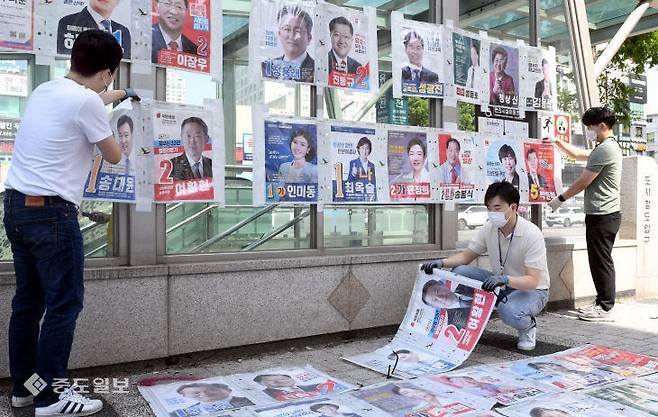 제8회 전국동시지방선거 다음 날인 2일 대전 유성구 봉명동에서 온천1동 행정복지센터 직원들이 선거벽보를 철거하고 있다. [사진=이성희 기자]