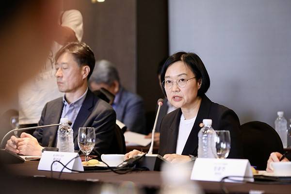 한성숙(오른쪽) 중소벤처기업부 장관이 2일 서울 중구 더플라자호텔에서 열린 \'중소기업 기술탈취 근절을 위한 두 번째 간담회\'에서 인사말을 하고 있다. /사진=연합뉴스