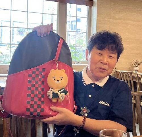 김승중 조직위원장이 2일 열린 기자간담회에서 새활용 가방을 보여주며 아러스나인 새활용 패션쇼를 설명하고 있다/사진=박은기자