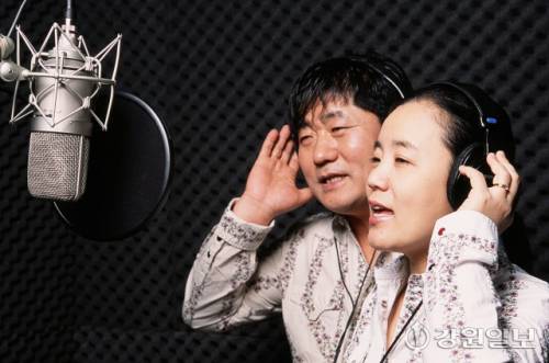 ◇화천에서 활동하는 가수 해와 달이 ‘아름다운 화천’ 음반을 출시했다. 사진은 해님으로 통하는 홍기성씨(왼쪽)와 달님으로 불리는 박성희씨.