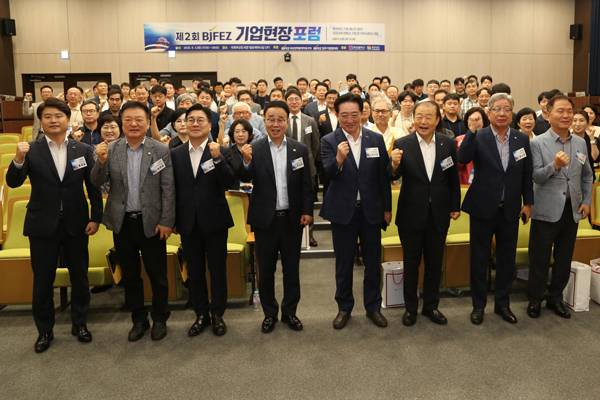 2일 국회부산도서관에서 열린 '제2회 BJFEZ 기업현장포럼'에서 (앞줄 왼쪽 네 번째부터) 박성호 부산진해경제자유구역청장 이수태 입주기업협의회장 양재생 부산상공회의소 회장 등 참석자들이 기념촬영을 하고 있다. / 부산진해경제자유구역청