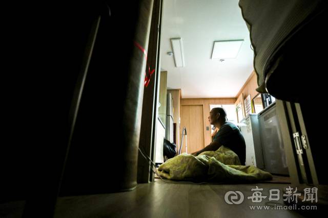 2022년 발생한 울진 산불 피해 지역을 찾은 지난 14일 이재민 임시거주시설에서 육한태(62) 씨가 생활하고 있다. 육 씨는 산불로 당시 억대의 산업잠수 관련 장비가 불에 타 산업잠수사 생업에 복귀를 하지 못하고 있는 실정이다. 안성완 기자 asw0727@imaeil.com